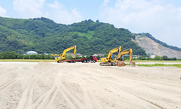 干拓地特有の軟弱地盤での園芸施設施工のため、笠岡市により不陸整生と農地改良工事が開始されました。